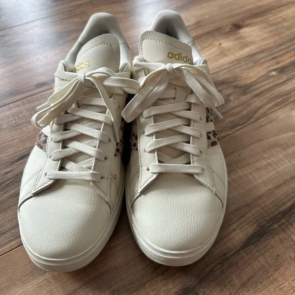 New adidas Womens White Sneakers with Leopard cheetah Accent superstars size 8.5 - Picture 2 of 6